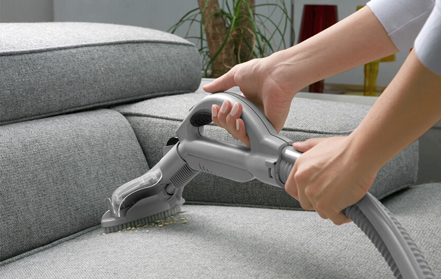 abstauben das Sofa staubsaugen
