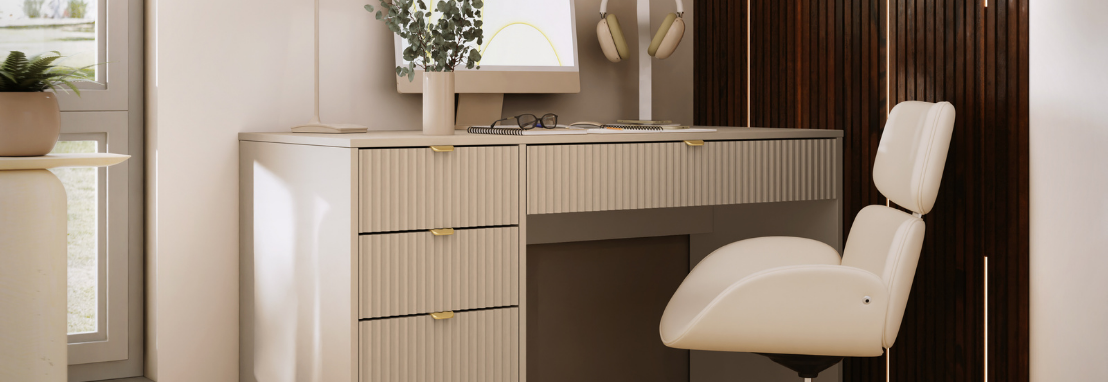 Wie stellt man einen Schreibtisch im Zimmer eines Kindes oder Jugendlichen auf?