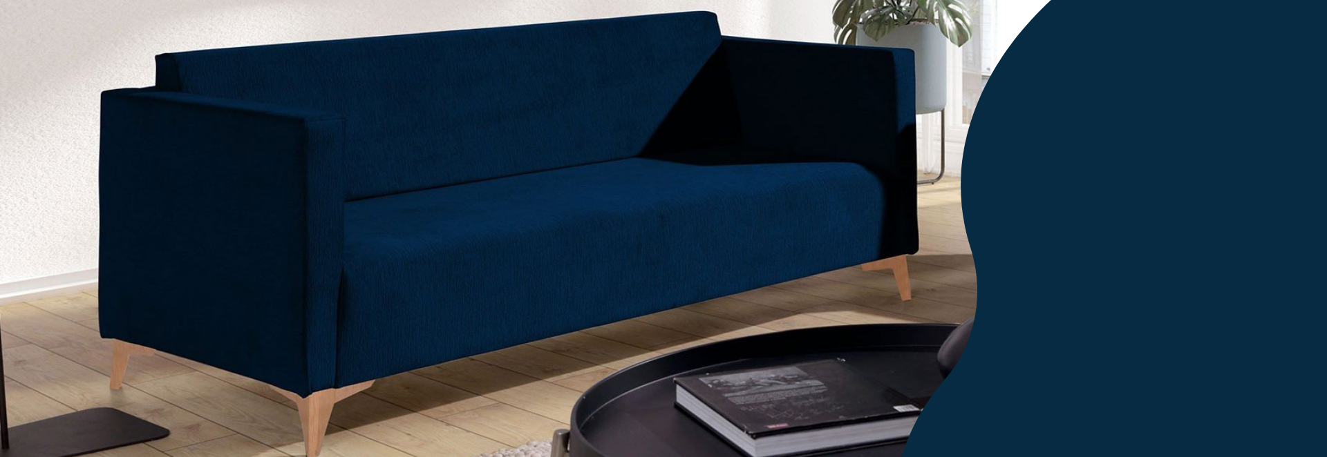 Marineblaues Sofa fürs Wohnzimmer, dass den Innenraum belebt.